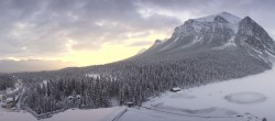 Archiv Foto Webcam Lake Louise: The Fairmont Chateau 08:00