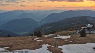 Archiv Foto Webcam Gerlitzen Gipfel: Blick Alpengasthof 19:00