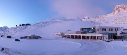 Archiv Foto Webcam Sölden: Tiefenbachgletscher Talstation und Parkplatz 07:00