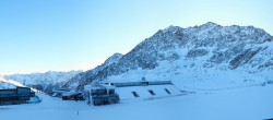 Archiv Foto Webcam Sölden Rettenbachgletscher: Weltcuptribüne und Talstation 07:00