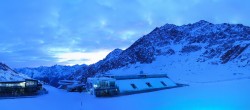 Archiv Foto Webcam Sölden Rettenbachgletscher: Weltcuptribüne und Talstation 05:00