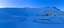 Archived image Webcam Les Deux Alpes (top station chairlift Glacier) 06:00