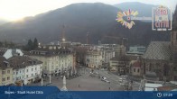 Archiv Foto Webcam Bozen - Blick auf den Waltherplatz 06:00