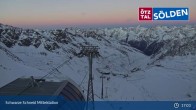 Archiv Foto Webcam Sölden - Schwarze Schneid Mittelstation 02:00