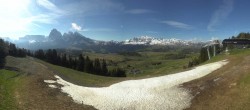 Archived image Webcam View over Alpe di Siusi - Mezdi mountain station 02:00