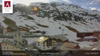 Archiv Foto Webcam Hotel Arlberghaus in Zürs mit Blick auf den Weltcuphang 07:00