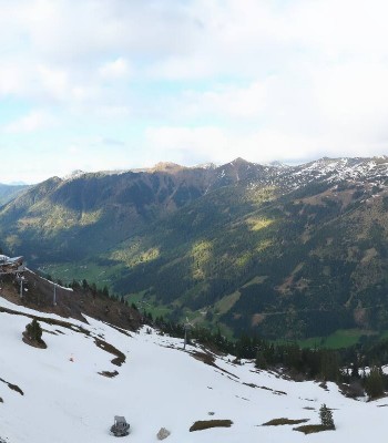 Riesneralm: Panorama Skigebiet und Skihütte Hochsitz
